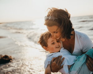 Beneficios de estar cerca de la playa: Inversión en calidad de vida familiar.